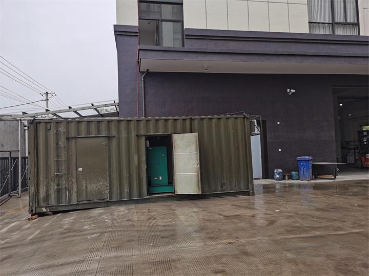 江蘇無錫發(fā)電機(jī)出租租賃工廠租用進(jìn)口康明斯220kw柴油發(fā)電機(jī)組租賃到達(dá)現(xiàn)場